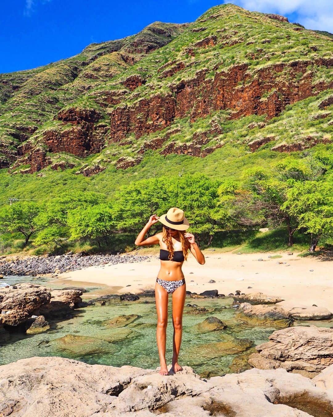 shihoさんのインスタグラム写真 - (shihoInstagram)「💚🌊💚🌊💚 ・ ほとんど人がいない 入江になっているびーち♡ ・ ここで地元の方が まるで温泉に浸かっているかのように 入っていたょ😂笑 ・ 目の前には海、 周りには緑がいっぱいでとても静か。 波の音しか聞こえない空間に 癒しをたっぷりチャージ🤤💚 ・ #hawaii#islandofoahu#oahu#ハワイ#trip #オアフ島#travel#loco_hawaii#travel_jp #funtorip#タビジョ#旅MUSE#genic_travel #genic_mag#たびねす#旅行#genic_hawaii #beach#secretbeach#green#oahuhawaii #tabijyomap_hawaii#lealeahawaii#2020」8月20日 11時47分 - shiho.ga8