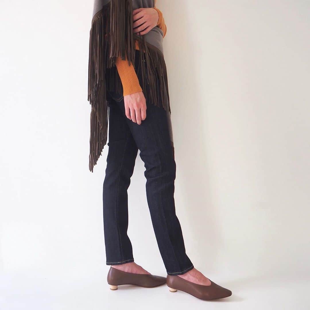 のインスタグラム：「〈 Focus on Denim 〉﻿ ワードローブに必須の定番アイテム、デニム。今こそ秋に向けてアップデートしてみては✨﻿ ﻿ 新作のデニムから、コーディネートを格上げする一本をスタッフがおすすめします。﻿ ﻿ 'Tapered Denim Pants × Fringe Poncho'﻿ 女性らしい印象ですっきり履いていただけるデザインで、履き口がぴったりしすぎないところも魅力です。﻿ レザーフリンジがあしらわれたシャープな雰囲気のポンチョとのレイヤードスタイルは、今季取り入れたいモードな着こなしに。﻿ ﻿ Anniversary テーパードデニムパンツ / RED CARD﻿ 32040504020 / ¥19,000＋TAX﻿ 着用サイズ : 23 (22,23,24,25)﻿ ﻿ 丸の内店﻿ 金岡 / 165cm﻿ @tomorrowland_marunouchi ﻿ -MEMBER’S 10％OFF CAMPAIGN-﻿ 8月31日(月)まで「MEMBER’S 10％OFF CAMPAIGN」を開催中です。トゥモローランドメンバーズ会員のお客さまは、オンラインストアでも10％OFFでご購入いただけます。 (プロフィールTOPのURLよりご覧ください🔗) ﻿ ﻿ #tomorrowland_jp﻿ #tomorrowland_womens﻿ #tomorrowland﻿ #fashion﻿ #redcard」