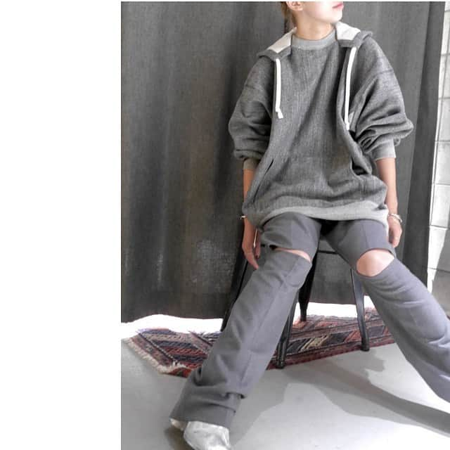 鑑田幸代のインスタグラム：「gray tone #調和してくれる #gray #違うcolourを #合わせるのに #ワクワクする #1番好きな色」