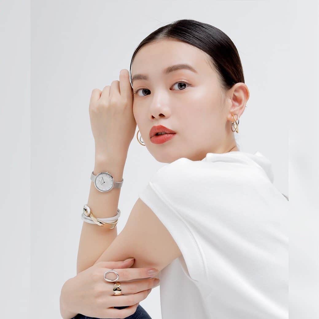 R_fashionのインスタグラム：「. . GINGER　9月号 掲載アイテム . 本日のpickup！ . watch⌚;　フランス時計ピエールラニエ公式 earring; 神戸ヴァンテーヌ ring💍; JewelVOX(人差し指) bracelet; JewelVOX ring💍; 私の毎日アクセサリー paris k's(中指) . . 画像左下🛍 or 画像tap でアイテム詳細 ------------------------------------------------ GINGER×楽天✨最新号✨ 👗夏ファッションのお悩み解決アイテム👡 は　プロフィールリンクからチェックしてくださいね🕊❤︎ ------------------------------------------------ #r_fashion  #gingerweb #gingermagazine」