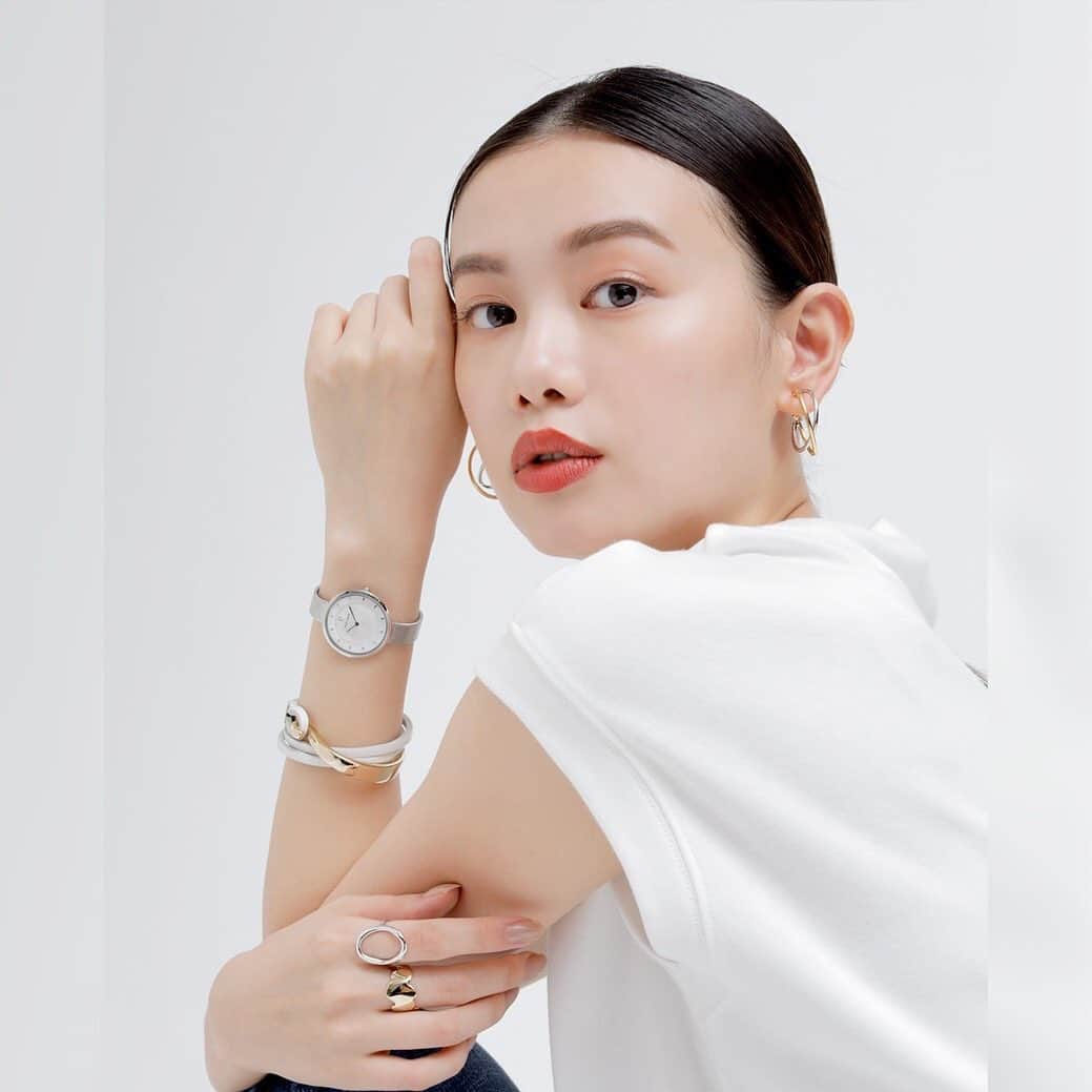 R_fashionのインスタグラム：「. . GINGER　9月号 掲載アイテム . 本日のpickup！ . watch⌚;　フランス時計ピエールラニエ公式 earring; 神戸ヴァンテーヌ ring💍; JewelVOX(人差し指) bracelet; JewelVOX ring💍; 私の毎日アクセサリー paris k's(中指) . . 画像左下🛍 or 画像tap でアイテム詳細 ------------------------------------------------ GINGER×楽天✨最新号✨ 👗夏ファッションのお悩み解決アイテム👡 は　プロフィールリンクからチェックしてくださいね🕊❤︎ ------------------------------------------------ #r_fashion  #gingerweb #gingermagazine」