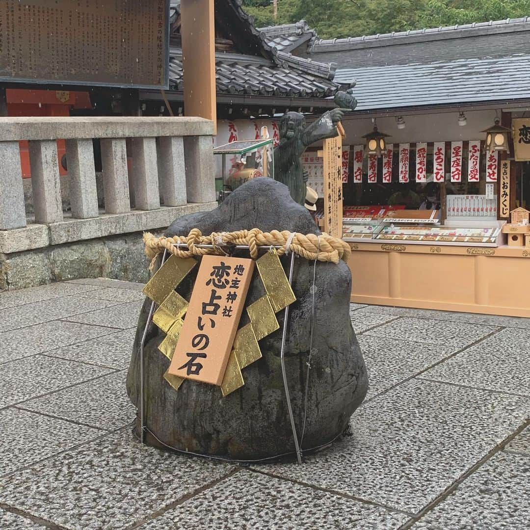 百瀬美鈴さんのインスタグラム写真 - (百瀬美鈴Instagram)「これもやった 地主神社の恋占いの石  なんかもう片方の石からこの石までの数メートルを目つぶったままたどり着けば良い出会いがある？ だか恋が成就する みたいな感じだったかな？  特に願いたいこともないけどとりあえず挑戦したら全然違う方向に進んでて階段から落ちそうになって友達に止められました(笑)  #京都 #地主神社 #恋占いの石 #京都観光 #京都巡り #trip #占い」8月20日 11時56分 - missuuu_3