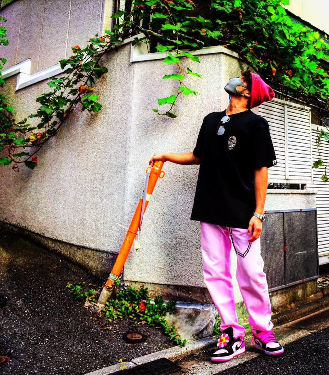 荒木駿平のインスタグラム：「. . . 熱くて夏くて最高の時間を🎆🌻📲📶 . #anationonline2020  #ayumihamasaki  #🌸🌸🌸  . #夏になるとピンクとか蛍光イエロー着たくなるよね #そんな今日は全身ネイビー🤪 #つまり季節関係ない  #夏い日が続きますが #水分補給はこまめに  #だけど水中毒には気をつけて #気をつけることだらけで嫌になる #そんな今日は #😏😏😏 . #上になんかあるの  #上とか横見がち」