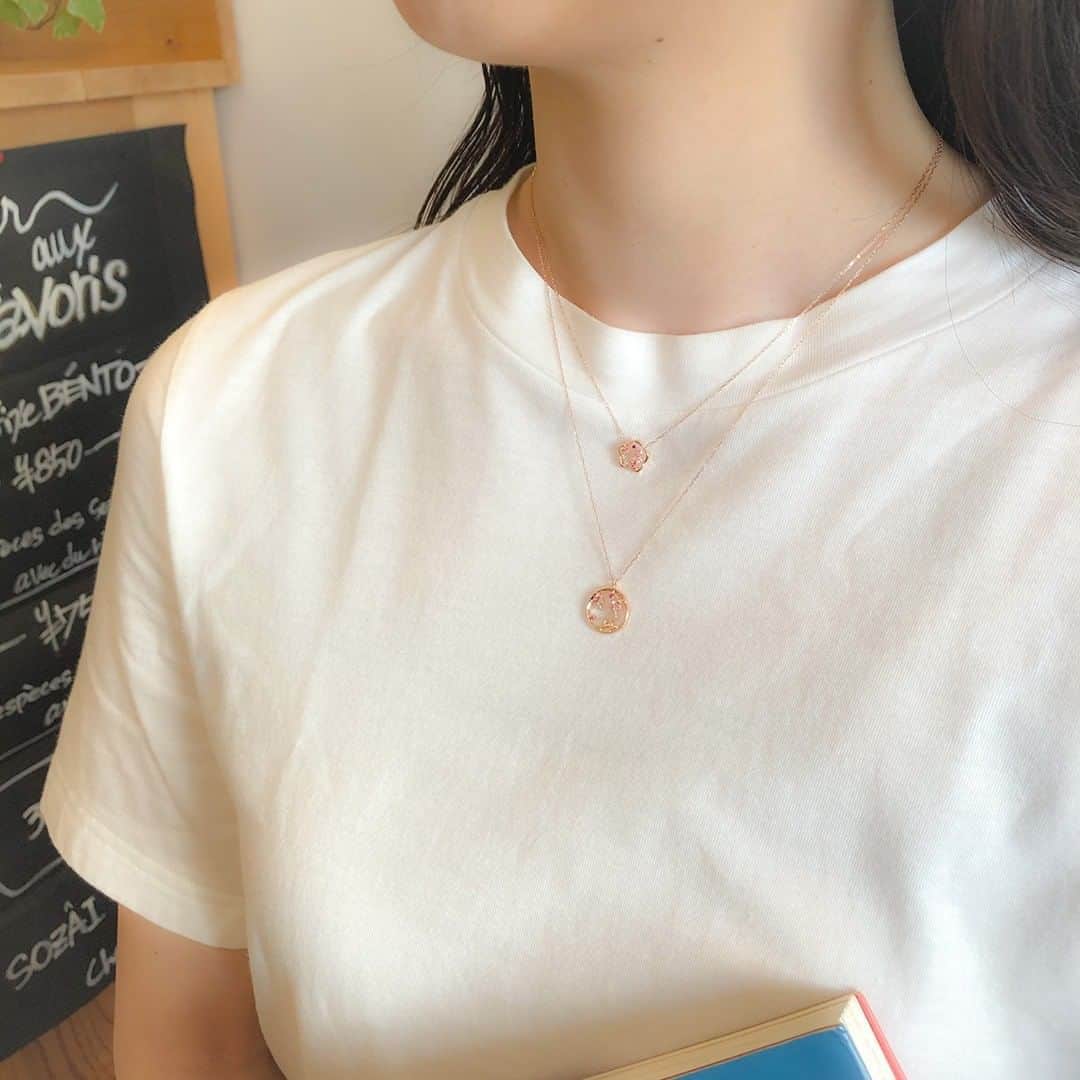 のインスタグラム：「・ ・ 【Autumn Collection】 ～Graceful Pink～ ・ 秋風に可憐に揺れるナデシコ、気品を纏い凛と咲くキキョウ。 そんな草花と共に いつまでも変わらない美しさを ・ ナデシコやキキョウをイメージした可憐なネックレス。 優雅なピンクに大人の甘さが香ります。 ・ 【8月21日発売予定】 スペシャルパッケージ付き （数量限定） ・ 上から ¥24,000＋税 K10PG(11203-612-3105) ¥34,000＋税 K10PG(11203-612-3103) ・ #ヨンドシー #ジュエリー #ネックレス #ダイヤモンド  #誕生石 #ピンクゴールド #プレゼント #ギフト #ご褒美ジュエリー #ご褒美 #秋 #花 #ファッション #新作 #jewelry #necklace #diamond #birthstone #pinkgold #pink #k10 #present #gift #fashion #fashionjewelry #autumn #flowers #collection #newarrivals #coordinate」