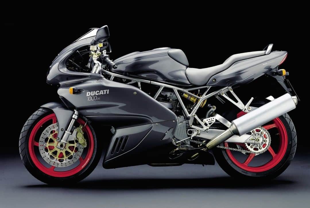 Ducati Japanさんのインスタグラム写真 - (Ducati JapanInstagram)「Ducati Heritage/スーパースポーツ 1000DS  スポーツに軸足を置いたスタイル＆パフォーマンス。それが「スーパースポーツ1000DS」でした。  ドゥカティにとって「SS＝スーパースポーツ」という名前は、かつてトップカテゴリーのモデルに与えた称号でした。しかし1980年代後半から、スーパーバイク・ファミリーと名付けたそのトップカテゴリーのマシンが水冷エンジンへと移行すると、空冷エンジンを抱く「スーパースポーツ」はワインディングやアマチュアレースでスポーツライディングを楽しむライダーをターゲットにしたスポーツモデルへと、その立ち位置を変えました。  初期型のムルティストラーダやハイパーモタード、MH-e900や999といった、1990年代を代表するドゥカティモデルを生んだピエール・テルブランチが1998年にデザインした「スーパースポーツ900」は、2003年にデュアルスパーク仕様の「スーパースポーツ1000DS」に進化。 2006年モデルを最後にラインナップから姿を消しました。そしてその10年後、コンセプトもスタイルも進化させた、現在ラインナップする「スーパースポーツ」が誕生したのです。  #ドゥカティいいじゃん #DucatiHeritage #バイク #バイクのある生活 #バイクのある風景 #motorcycle #bike #ツーリング  #スーパースポーツ  #バイク #バイクのある生活 #バイクのある風景 #motorcycle #bike #ツーリング #motorcycle_moment」8月20日 12時00分 - ducatijapan