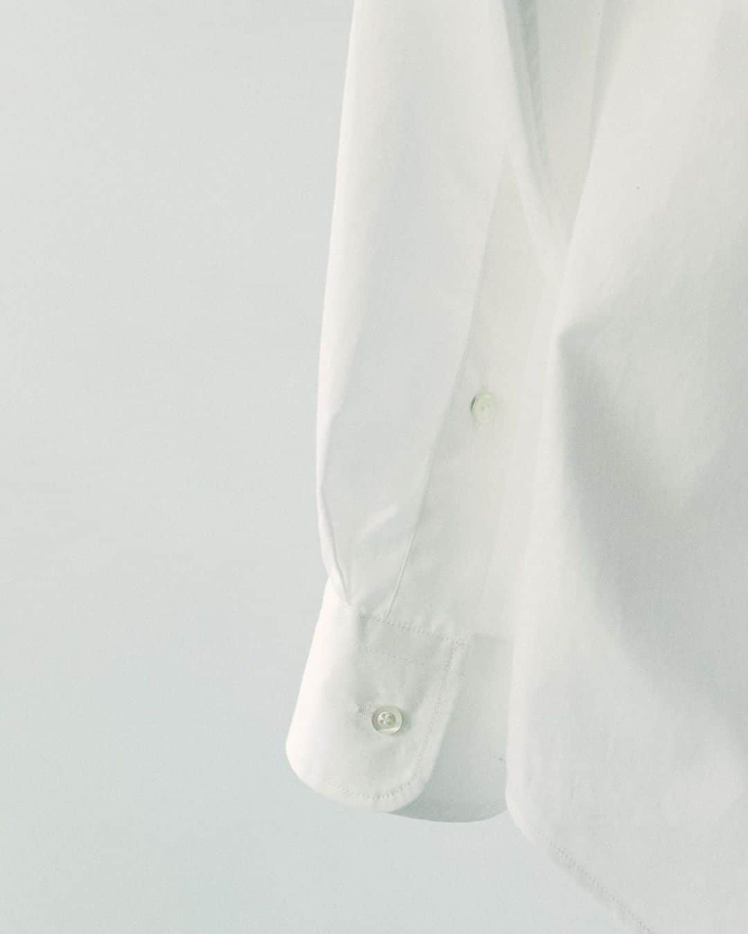 三永武明さんのインスタグラム写真 - (三永武明Instagram)「めちゃくちゃ着心地の良い白シャツのモデルをしました！！☁️🌞 ・ Dress Utility Shirt「ドレススタイルでもカジュアルスタイルでも、結婚式にも着ることができて、一枚でも普段使いできる、そんな万能選手の白シャツです。」8月23日まで販売しているそうなので、興味のある方は是非覗いてみてください！→【ふるえゆうきさん @yukifurue_ のプロフィールURLから飛べます】遠藤大輝さん @endodaiki のプロフィールには詳しい記事も掲載されています。 ・ 実際に着てみると、肌触りが丁度良い柔らかさで、全くストレスを感じないのにびっくりしました…！襟先がいい具合に丸くて、フォーマルからカジュアルまで何通りも着こなせます…万能すぎる！！一緒にモデルをしたおひか🙋‍♀️も、同じSサイズ。どのスタイルにも相性抜群です！#白シャツ #着こなし #シャツコーデ #スーツコーデ」8月20日 12時02分 - takeaki_mitsunaga