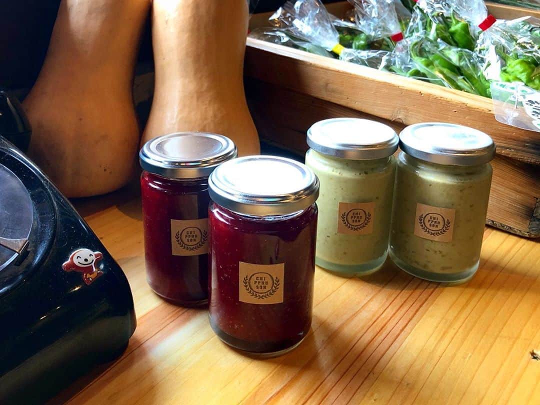 CHIPPRUSONのインスタグラム：「ベジサラ舎さんにいちごジャム、ピスタチオバターを納品しました。ピスタチオバターは高温で溶けてしまう為、保冷バッグ、保冷剤をお持ちいただけると安心です。炎天下で、長時間の持ち歩きには全く向いておりません。遠方からのお客様には、次回の通販でピスタチオバター単品販売を考えておりますので、そちらをご利用くださいますよう、よろしくお願いいたします。 ・ ・ パンセットの販売ですが、先週より首が痛くて寝込んでいたので、仕込み諸々遅れております。今週中には販売したいと思っておりますので、今しばらくお待ちくださいませ🙏  @vejisara.sha」