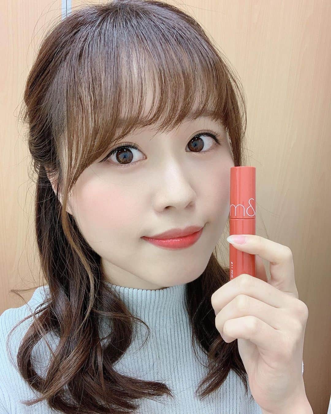 日岡なつみのインスタグラム：「💄💄  昨日の #まるしーなっちゃん でつけてたティント〜💋 #ロムアンド ジューシーラスティングティントのピンクパンプキン！ さらっとしててつけやすいし、ティントにしては唇荒れづらい◎おすすめ！」