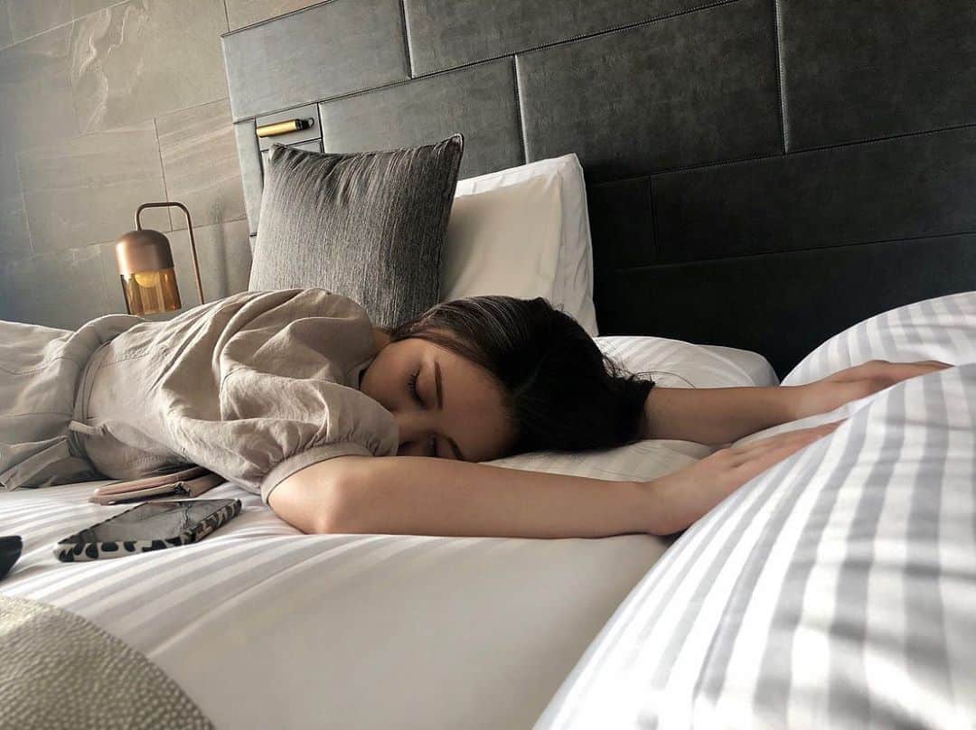 西村季里子さんのインスタグラム写真 - (西村季里子Instagram)「・  「とにかくゆっくり過ごそう」  をテーマ(?)に 都内のホテルにお泊まり🏨  3枚目をご覧いただくと分かるように 着いてすぐに爆睡をかます西村。 ちょっと30分寝るわ！ って宣言してきっちり30分寝た💤  若者ぶって TikTokというものを撮ってみたり🤙🏻 (使い方分かんなくてアップロードしてない)  外は死ぬほど暑いから ホテル快適だった🥂  #都内宿泊 #gotoキャンペーンとは #ホテル #ホテル女子会 #朝食 #🥯#🍳#🥞#🥛#🥣 #TikTok #動画音うるさいので要注意」8月20日 12時15分 - kiriko_nishimura
