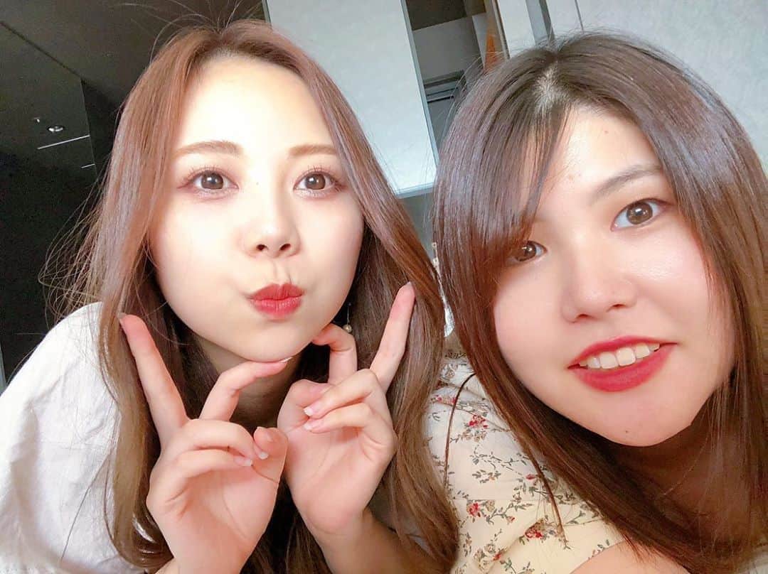西村季里子のインスタグラム：「・  「とにかくゆっくり過ごそう」  をテーマ(?)に 都内のホテルにお泊まり🏨  3枚目をご覧いただくと分かるように 着いてすぐに爆睡をかます西村。 ちょっと30分寝るわ！ って宣言してきっちり30分寝た💤  若者ぶって TikTokというものを撮ってみたり🤙🏻 (使い方分かんなくてアップロードしてない)  外は死ぬほど暑いから ホテル快適だった🥂  #都内宿泊 #gotoキャンペーンとは #ホテル #ホテル女子会 #朝食 #🥯#🍳#🥞#🥛#🥣 #TikTok #動画音うるさいので要注意」
