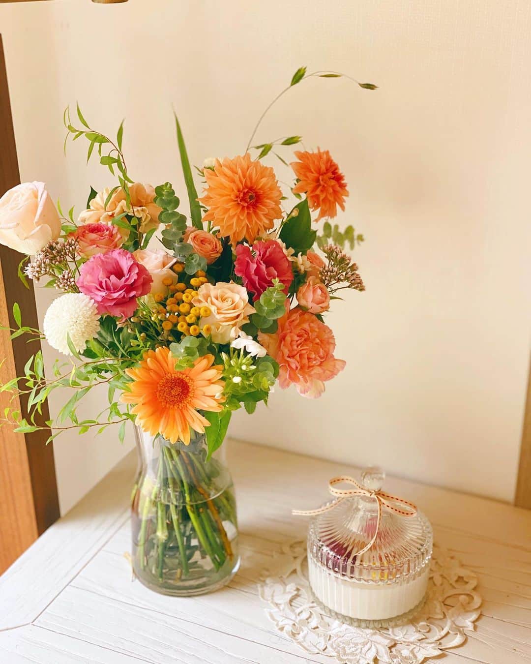 チェ・ジャヘさんのインスタグラム写真 - (チェ・ジャヘInstagram)「. #취향저격  선물 덕분에 기분좋은 하루 💐🌹🌸🌼🌷🌺 #꽃스타그램 #향초 #sweethome #flower #candle」8月20日 12時08分 - lovely_jahye