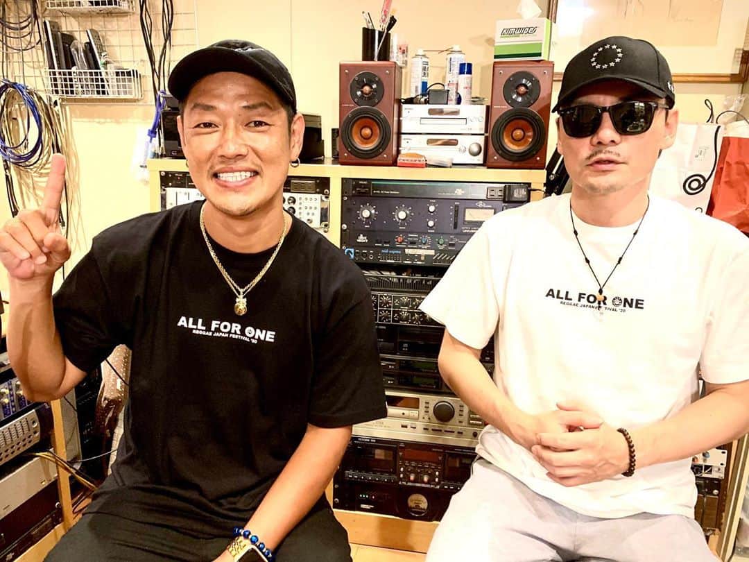 SPICY CHOCOLATEのインスタグラム：「✴︎ 人生のテーマは、 生きた証を残したい✴︎  新しい曲を作ってマス♪  着用してるのは、 ANDSUNSと、 REGGAE JAPAN FESTIVAL’20 がコラボしたTシャツ🌟  #生きた証を残したい #RJF20 #ANDSUNS #Allforone #レゲエで元気を」