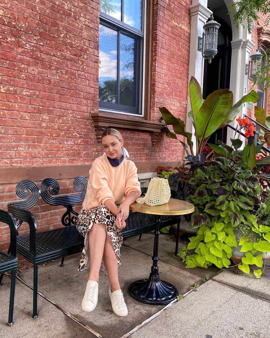 リズ・チェルカソワのインスタグラム：「Spent the day making connections and friends in my new community. From business related meetings at @themakerhotel to evening drinks (and shots) with the crew at @lawrenceparkhudson, this small town has more to offer than I ever expected. Every day my excitement for this new journey grows. I’m feeling more fulfilled than I have in years. Happy to have you along for the ride.」