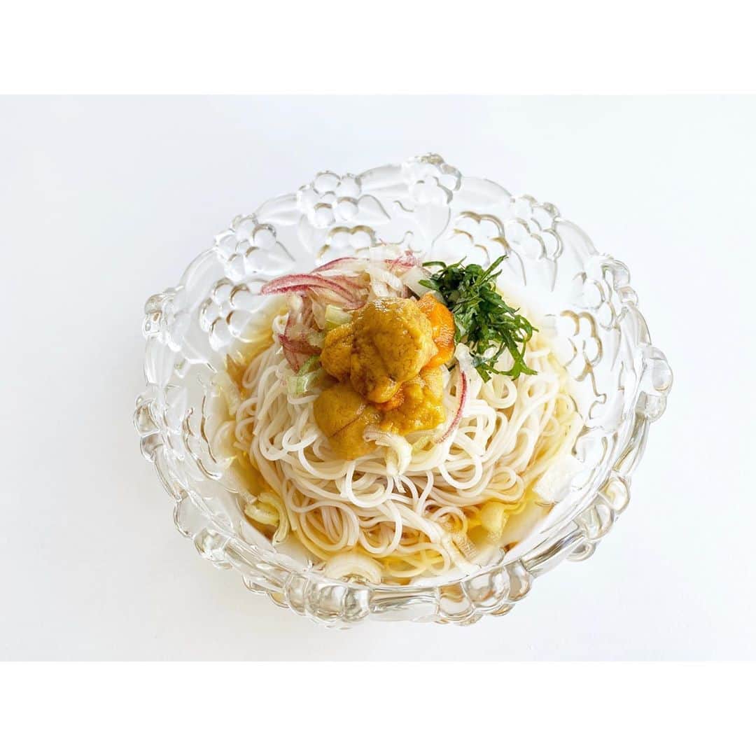 のインスタグラム：「岩手の海女ちゃんが潜って取ってくださったウニ✨  ウニそうめんにしてみました✨ 普通のおそうめんが、クリーミーな味に✨  これ、好きだ✨おそうめんとウニかなり合う。  ウニのシーズンは６月７月。 毎年の楽しみが出来た☺️✨  #吉竹さんちのゴハン　#ウニそうめん　#そうめん　#岩手のウニ」