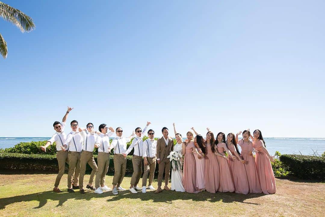 RealWeddingsのインスタグラム：「Real Weddingsでは、おふたりの思い描くウェディングのイメージをより具現化するため、ハワイに精通し数多くの挙式を手掛けるプランナーがトータルコーディネートしております。﻿ 現在、お電話・Skype・Zoomでのカウンセリングを行っておりますので是非お気軽にお問い合わせくださいませ。﻿ ﻿.  Planning:@realweddings_hawaii﻿ Photo:@visionarijapan﻿  @tacophotohi﻿ Hair&Makeup:@bilino_naoko﻿ Bouquet:@flowerflowerhawaii﻿ ﻿.  #ハワイ挙式#ハワイウェディング#ハワイ婚#リゾ婚#ハワイフォトツアー#ハワイ前撮り#ロケーションフォト#ウェディングプランナー#プレ花嫁#ハワイウェディングプランナー#フォトウェディング#海外挙式#日本中のプレ花嫁さんと繋がりたい#全国のプレ花嫁さんと繋がりたい#2020冬婚#2021春婚#結婚式準備﻿#キャルバリーバイザシー教会  #hawaii#wedding#instawedding#instaphoto#hawaiiwedding#hawaiiweddingplanner#realweddings_hawaii#calvarybytheseachurch」
