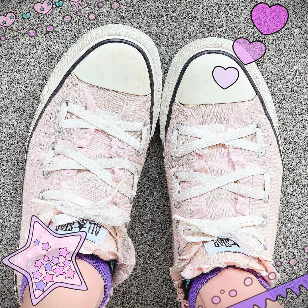 新谷良子のインスタグラム：「. 普段は厚底の靴ばかり好んで履いてる私だけど、今日はとても久しぶりにスニーカーday！ . いつもと視線の高さが違って、とても新鮮🤣. . #久しぶりのスニーカー #コンバースオールスター  #軽やかになるね」