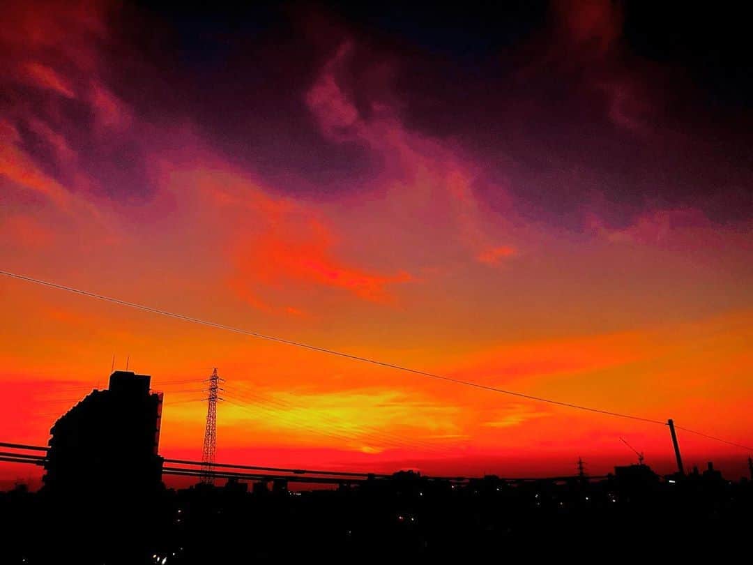 のインスタグラム：「☆☆☆☆☆☆  あ”〜っ‼️  今日も暑かった☀️  明日も・・・  でも、美しい夕陽に  罪はない・・・  ☆☆☆☆☆☆☆  #世良公則 #masanorisera #japanesemusician #japaneseartist #beautifulview #sunset #tokyo #summertime #heat #夕陽 #真夏 #view」