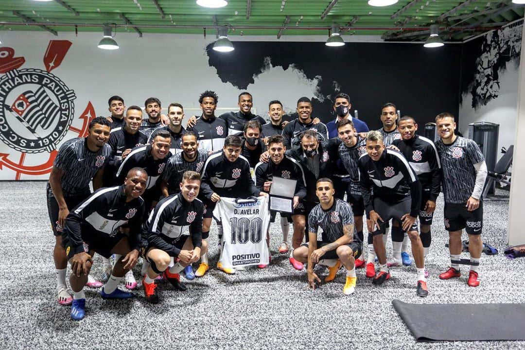 ダニーロ・フェルナンド・アベラールのインスタグラム：「Otimo resultado! Parabéns a todos e mto obrigado por me ajudar a conquistar esse objetivo de 100 jogos! Dia muito especial pra mim!」