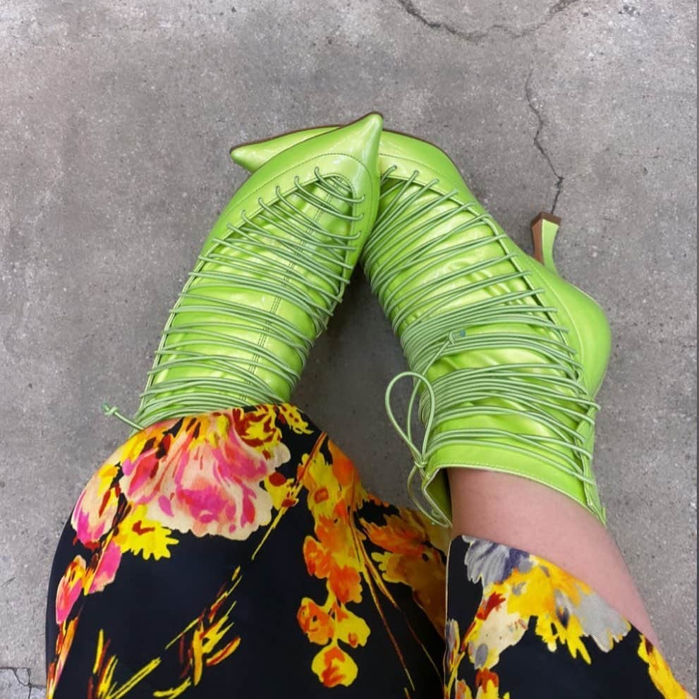 サラ・ハドソンさんのインスタグラム写真 - (サラ・ハドソンInstagram)「these shoes bring me so much joy that i don’t even care that i have nowhere to fucking wear them 🍏」8月20日 12時42分 - sarahhudsonxx