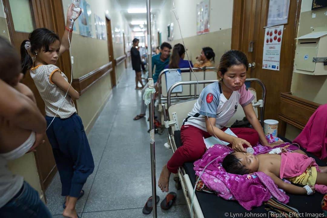 thephotosocietyさんのインスタグラム写真 - (thephotosocietyInstagram)「Photo by Lynn Johnson @ljohnphoto for @rippleeffectimages  This week is World Humanitarian Day and the UN is dedicating the day to all the brave healthcare workers battling against the spread of COVID-19. The pandemic has brought this fight into the public eye, and we have an opportunity to modernize the way we treat respiratory illness.  Ripple partner Operation ASHA has been on the cutting edge of this issue for years. Their medical workers travel by motorcycle, boat, or even by foot to reach Tuberculosis patients in the Cambodian countryside, carrying all the medical equipment they need in a small bag. It's innovation like this that will allow us to eradicate diseases like Tuberculosis and COVID once and for all.」8月20日 12時37分 - thephotosociety
