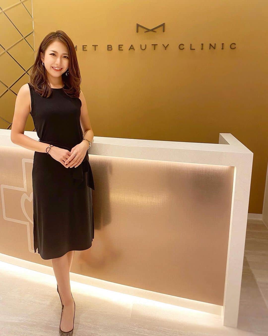 のインスタグラム：「* 先月青山骨董通りにOPENした MET BEAUTY CLINICさんへ💐 @met_beauty_clinic   ラグジュアリーな空間で綺麗〜☺️ 今回はハイフをお願いしました。 ここのハイフシャワーは、目元にも当てられるの！ まぶたを引き上げてくれるから、当てた瞬間から 目の開きが良くなってぱっちり✨  わたしのインスタを見た、で特典もあるので ぜひ聞いてみてください☺️❤️  #メット #metbeautyclinic #美容皮膚科 #HIFU #美肌 #ハイフ #表参道」