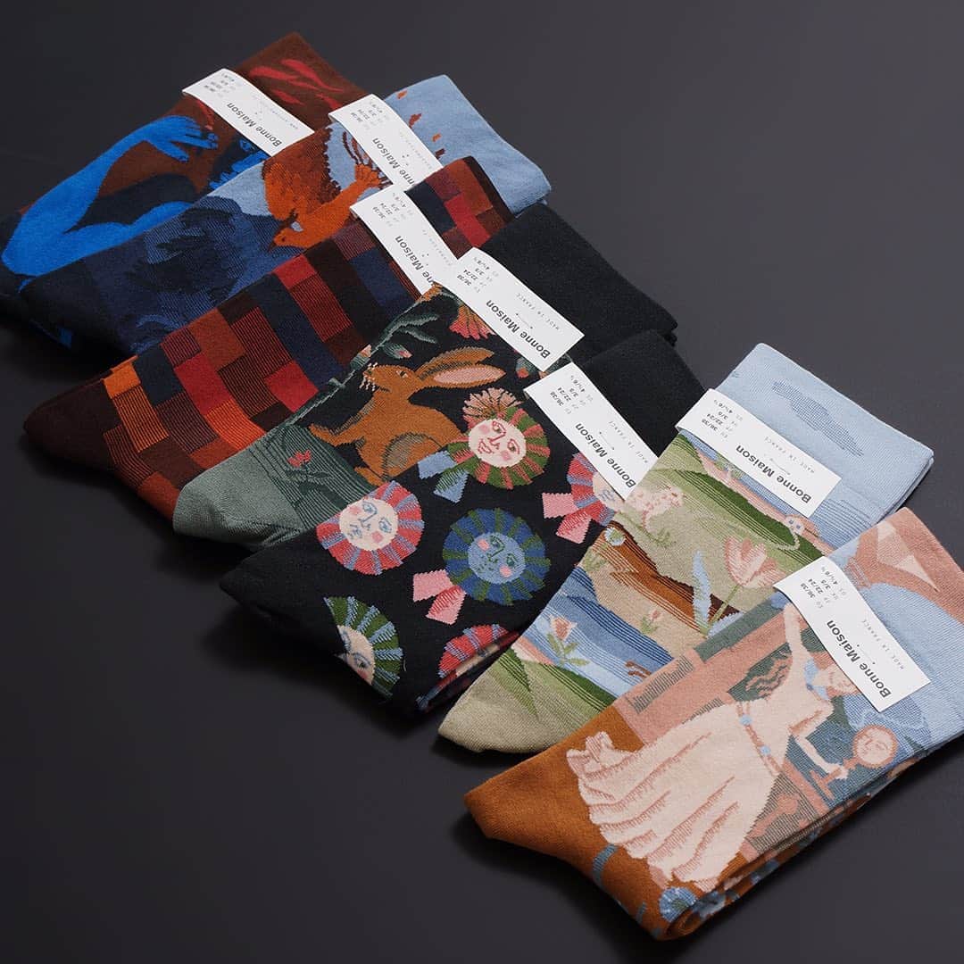 marbleSUD(マーブルシュッド) のインスタグラム：「絵画のようなアート感溢れる『Bonne Maison』のソックス。今年も秋冬の新作がフランスから届きました！「イングランドのお話」「プリンセス」「Le Feu 火のたゆ立ち」の、3つのテーマで構成されたコレクションです。まだまだ暑いですが、小物をから秋を取り入れていくのもいいですね。直営店&オンラインショップで発売中です。」