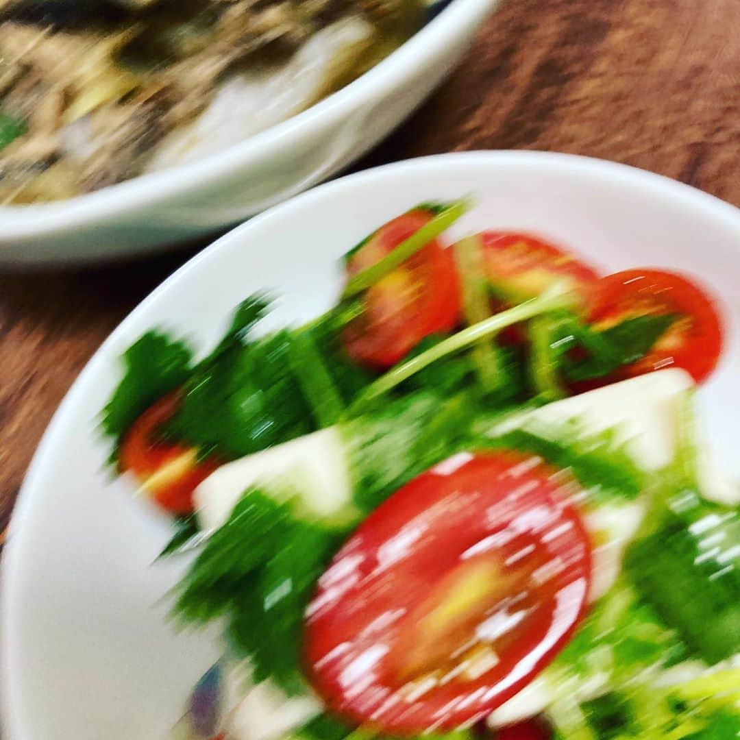 のインスタグラム：「サバ缶とナスを醤油と酒と生姜で煮てご飯にかけたり、冷やして素麺と食べたり。スープカレーもまた作ったり。暑さであまり寝れず、食べたいものも分からない、と言ってる割には寝てるし食べてるわ。 昨日今日は王位戦つけながら作業。長時間椅子に座っての仕事も,一緒に戦ってる気分になれて励みになります。」