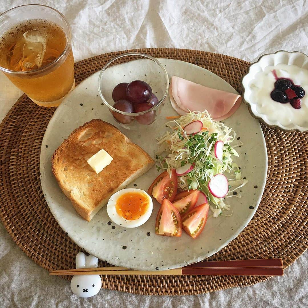 のインスタグラム：「2020/08/20 (thu) 産直のトマトとピオーネが美味しい朝。 そして、気付いたらもうお昼！ 何作ろう… ・ #gon_food #food #foodpic #foodphoto  #instafood #instagood #yummy #love #japan  #onthetable #日々 #暮らし #vegetable #朝ごはん #breakfast #うつわ #産直 #ミッフィー」