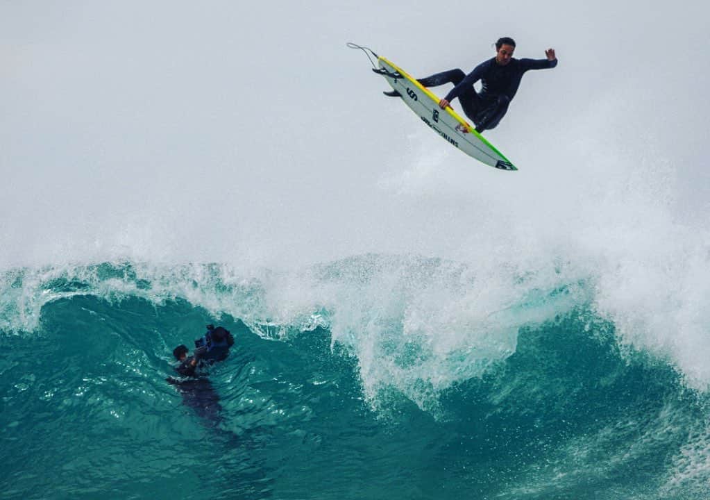 ジョーディ・スミスのインスタグラム：「Up and under with @gumboot.camera 📷 @jessemoulang @oneillusa #jbay」