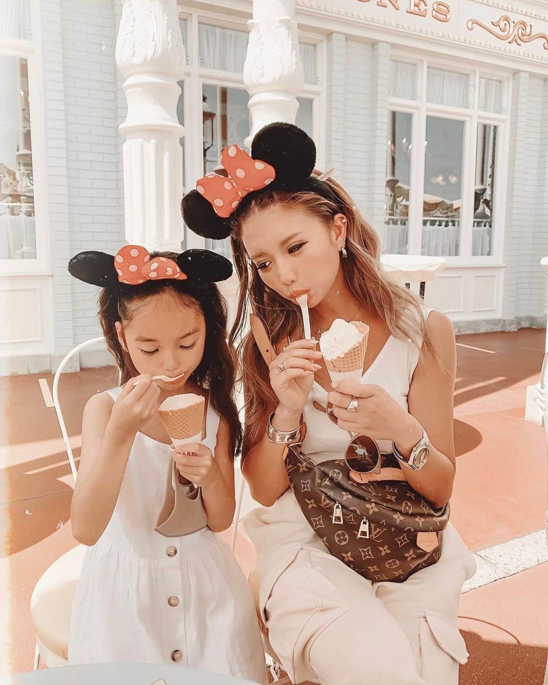 ✷kana✷のインスタグラム：「❤️❤️ . . アイスしか勝たん てやつですよ🍦ww . #disneyland」