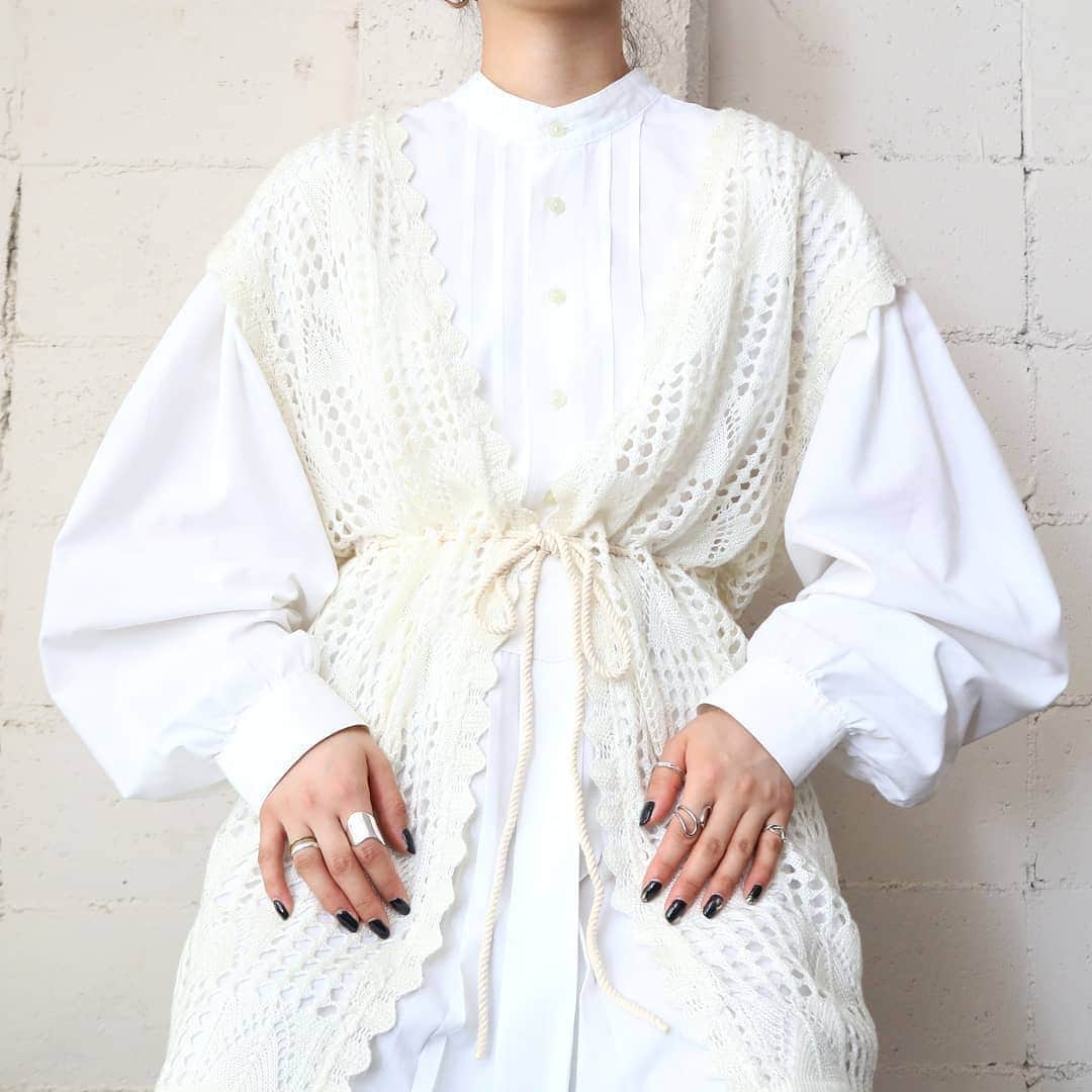 吉祥寺 古着屋 Orfeoのインスタグラム：「Crochet Knit Vest  #orfeo #kichijoji #tokyo #vintage #used #fashion #coordinate #outfit  お問い合わせはインスタグラムのプロフィール掲載のメールアドレスにお願いいたします。コメント、DMでのお問い合わせは受け付けておりませんのでご了承ください。 ONLINE SHOPの商品も店頭にてご購入頂けます。気になる商品がございましたらスタッフにお声掛けください。  新型コロナウィルス感染拡大防止策を徹底した上で営業をしております。マスクの着用、入店時にアルコールでの消毒をお願いいたします。」