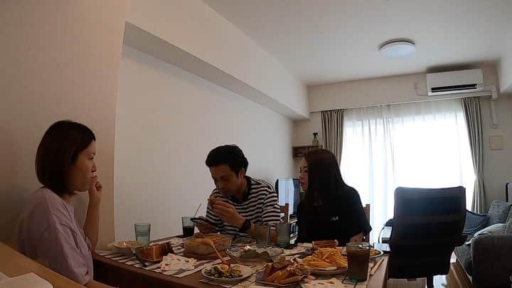 DJ ATSUのインスタグラム：「アリジとサナエ、"うぇるかむー" てことで我が家に遊びに来てくれました。﻿ ケーキまでありがとう！﻿ そしてオレ達もサナエの誕生日ケーキを用意しちゃってたので、Wケーキでした🎂🎂﻿ ﻿ 我が家でガチャガチャトークしながら、ご飯食べてたら「夕日を見たい」って話になり、ノリで九十九里に行ってきました🚗﻿ 人も全然居なかったし、気持ちよかったねー！﻿ ﻿ 帰りに近所の焼肉屋さんへ🥢🍖﻿ また帰宅して少しまったりしました。﻿ ﻿ 2人ともありがとう😊﻿ またいらっしゃいませ✨」