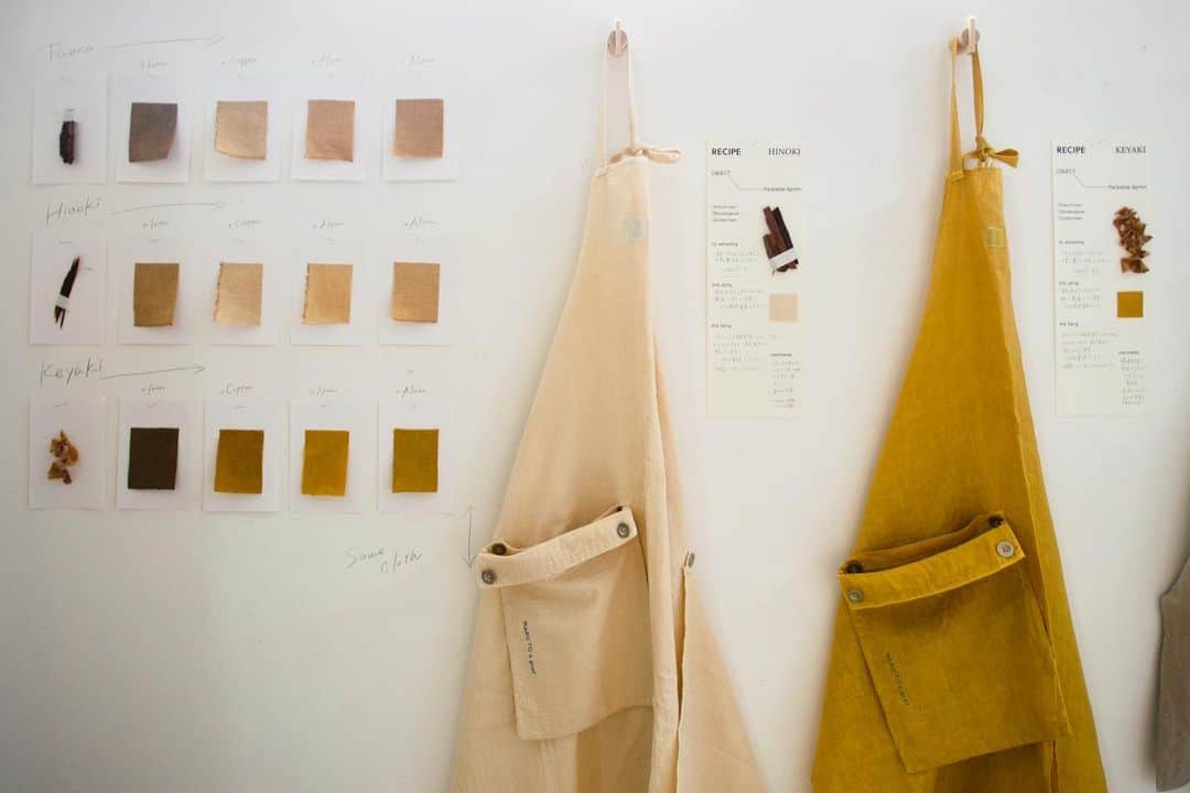 graf studioさんのインスタグラム写真 - (graf studioInstagram)「【 MARU TO APRON TO 】  今週からスタートしている、MARU TO @maruto.jp のエプロン販売会。  grafの設計チームにて、樹脂ネットやプラダンを使って展示構成を行いました。  タモ、ケヤキ、ヒノキの樹木を使って生地を染めたgrafオリジナルと、今季の4型のエプロンを販売しています。オリジナルのみ受注対応とさせていただいています。  同じ樹木でも媒染液によってさまざまな色に変化する様やスケッチブックなども展示しています。  MARU TO APRON TO 会期｜8月18日（火）－8月29日（土） 時間｜11:30－19:00 8月21日（金）のみ11:30－22:00 場所｜graf shop（大阪市北区中之島4-1-9 graf studio 1F ） 定休｜8月23日（日）、24日（月） デザイナー在店日｜8月21日（金）、22日（土） お問い合わせ｜graf shop（ 06-6459–2100  shop@graf-d3.com ）  *マスクの着用と、入口での手の消毒をお願いしています。体調にご無理のない範囲でぜひお越しください。  #graf #graf設計部 #architect #architecture #建築デザイン #interiordesign #productdesign #インテリアデザイン #プロダクトデザイン #maruto #apron #染色 #marutoapronto」8月20日 13時10分 - graf.studio