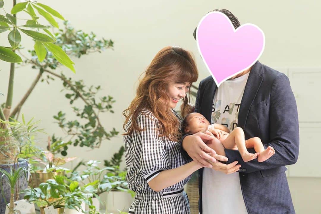 Mai Wakimizuのインスタグラム：「少し遡りますが、息子が生後11日の日にニューボーンフォトを撮って頂きました♡せっかくなので、と最後に家族写真も＼(^o^)／もう既に懐かしい♡ #newbornphoto#ニューボーンフォト#生後11日#新生児」