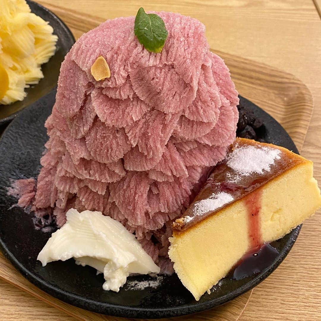 柿崎裕美のインスタグラム：「かき氷にチーズケーキがついていて 驚いたぁ😆😆🤣  暑いから、食べたくなるよね🍧  #かき氷 #ホミビン #ブルーベリー #マンゴー」