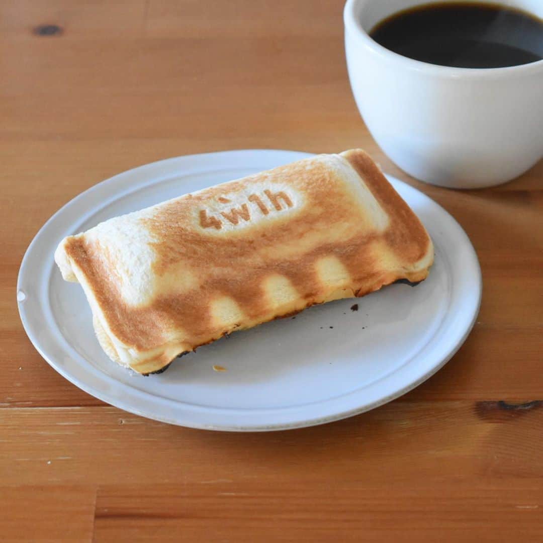 山崎佳のインスタグラム：「Today’s breakfast. ずっと欲しくて予約注文した4w1hのホットサンドソロ、届いた後しばらくタイミングつかめず放置してしまっていた😅のを、やっと使いました。 中はチーズと残りもののシチュー。 初めてやったから、食パンの端っこが少しはみ出ちゃった&そこが焦げたけど、外サクサクで超おいしい！何で私1か月も放置してたんだろ！ 前にもホットサンドメーカー持ってたんだけど、パン2枚がやっぱり私にはボリュームありすぎて、結局ほとんど使わないまま。 食パン1枚でホットサンドできるの超良い。 次は中身が甘いやつもやろう。 #ステマではない」