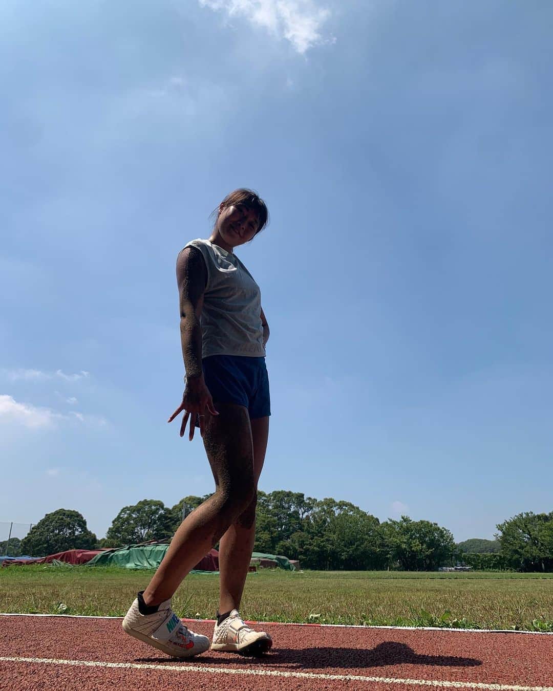 宮坂楓さんのインスタグラム写真 - (宮坂楓Instagram)「. とある日の練習 暑すぎて汗が出る出る出る。 止まらない汗。 砂場に飛び込む。 全身砂だらけ。 気にしてたら練習できん！ 今日も暑いけどがんばる。 みなさんも暑さには気をつけて☺️ #アスリート#三段跳び#三段跳#練習#トレーニング#ナイキ」8月20日 13時21分 - kaede_official_