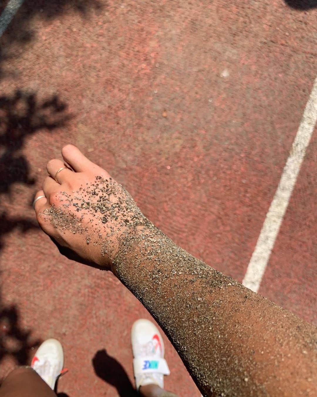 宮坂楓さんのインスタグラム写真 - (宮坂楓Instagram)「. とある日の練習 暑すぎて汗が出る出る出る。 止まらない汗。 砂場に飛び込む。 全身砂だらけ。 気にしてたら練習できん！ 今日も暑いけどがんばる。 みなさんも暑さには気をつけて☺️ #アスリート#三段跳び#三段跳#練習#トレーニング#ナイキ」8月20日 13時21分 - kaede_official_