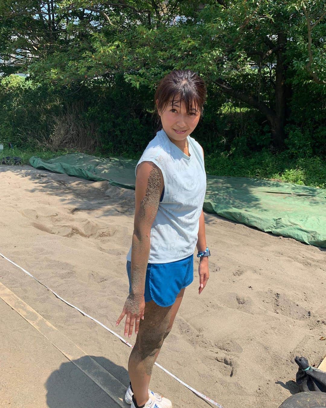 のインスタグラム：「. とある日の練習 暑すぎて汗が出る出る出る。 止まらない汗。 砂場に飛び込む。 全身砂だらけ。 気にしてたら練習できん！ 今日も暑いけどがんばる。 みなさんも暑さには気をつけて☺️ #アスリート#三段跳び#三段跳#練習#トレーニング#ナイキ」