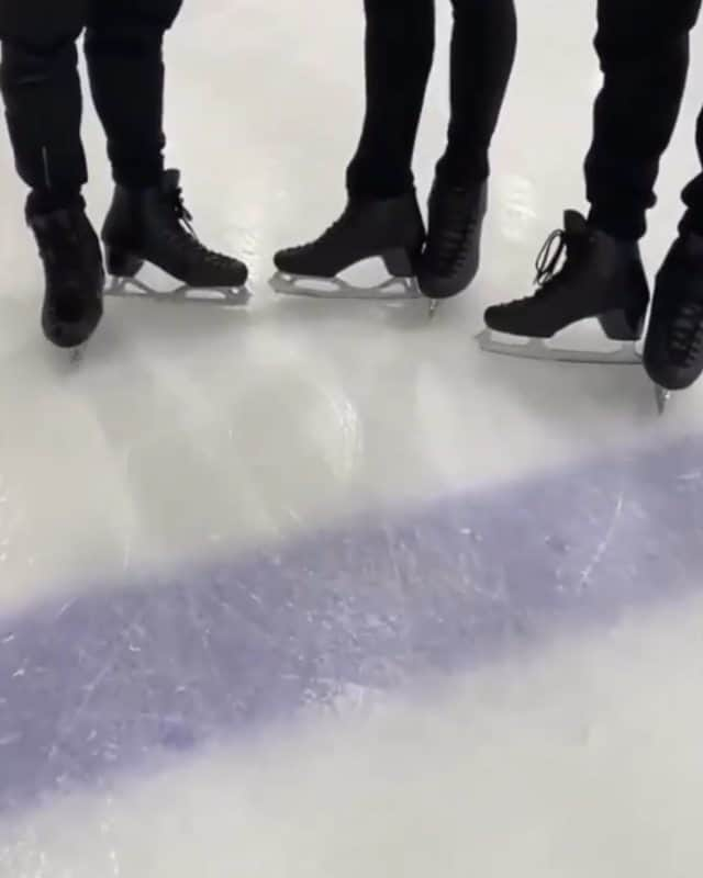 ヤロスラフ・パニオットのインスタグラム：「We have @auraskates fan club in here 😎😎😎!! Thank you for the amazing equipment. photo creds to @dinh__tran 📷  . . . #firstauraskates#auraskates #teamaura #auraexperience #customskates #greatparkice #figureskates #figureskating」