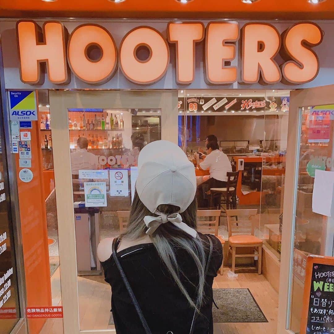 一色亜莉沙さんのインスタグラム写真 - (一色亜莉沙Instagram)「HOOTERS TOKYOが明日で閉店 赤坂で働いて、銀座のオープニングスタッフで移動して独立するのに辞めちゃったけどずっとずっと大好きな場所。 当時の社長や広報、マネージャーさんにご挨拶してきました。すごくすごくお世話になりました。 当時は倍率すごくて面接受かって嬉しかったし、ユニフォーム着れて感動した。 いつまでもHOOTERSが大好き！ #hootersjapan #hooters #hooterstokyo #hootersginza #hootersgirl」8月20日 13時27分 - arisa_isshiki