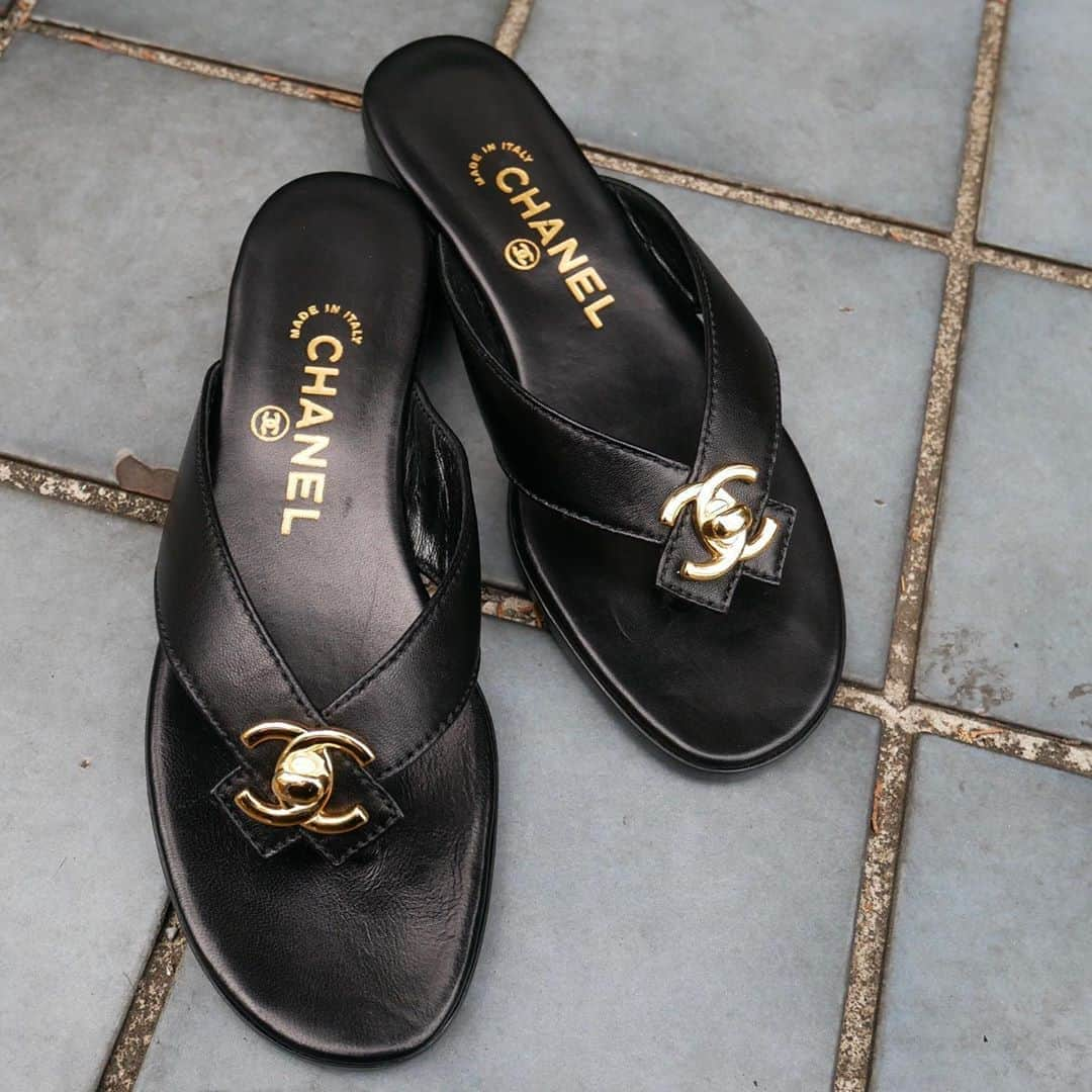 Vintage Brand Boutique AMOREさんのインスタグラム写真 - (Vintage Brand Boutique AMOREInstagram)「Unused!!! Vintage Chanel turn-lock leather sandals. Size 37 1/2  📌On website search for AO27452  ▶︎Free Shipping Worldwide✈️ ≫≫≫ DM for more information 📩 info@amorevintagetokyo.com #AMOREvintage #AMORETOKYO #tokyo #Omotesando #Aoyama #harajuku #vintage #vintageshop #ヴィンテージ #ヴィンテージショップ #アモーレ #アモーレトーキョー #表参道 #青山 #原宿#東京 #chanel #chanelvintage #vintagechanel #ヴィンテージ #シャネル #ヴィンテージシャネル #シャネルヴィンテージ #amorewardrobe #アモーレワードローブ」8月20日 13時43分 - amore_tokyo