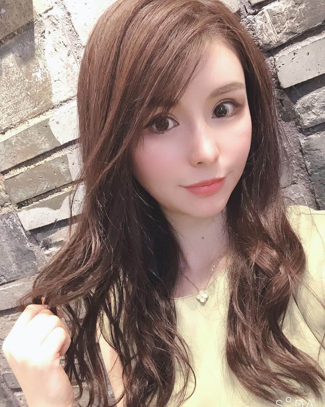 のインスタグラム：「cafe time...☕️💓 🦒見にゆくっ！！！いざっ！  #cafe #coffee #girlsday #holiday  #summer #vacation #🦒 #lilybrown #green #dress #vancleefarpels  #alhambra」