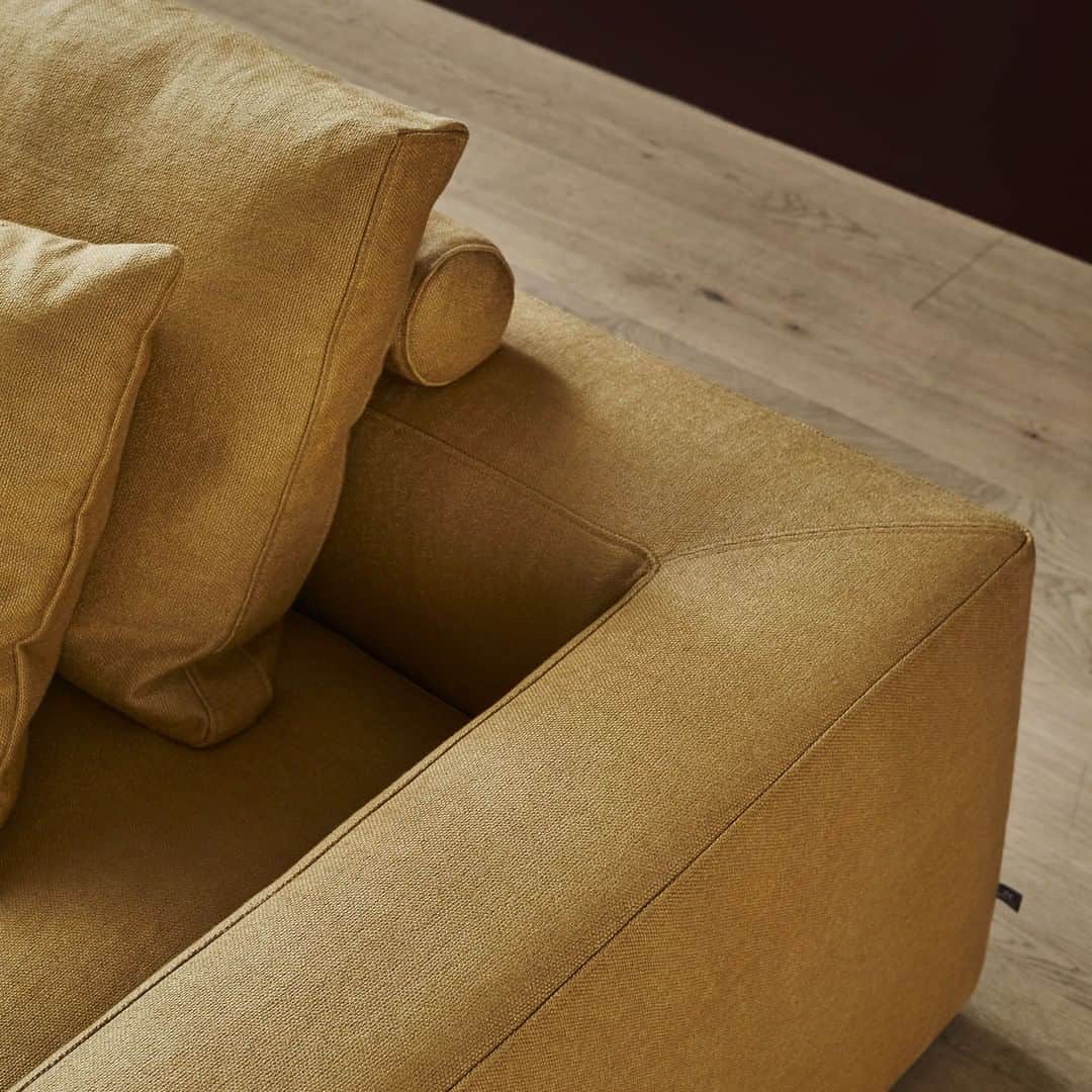 のインスタグラム：「Details such as an elegant armrest of 18 cm width, a seating height of 40 cm as well as a shallow depth complete the modern look of Bas uniting the best elements into one sofa in the most compelling way.⁠ •⁠ ⁠•⁠ ⁠•⁠ #eilersen #eilersenfurniture #myeilersen #bas #interiordesign #homedecor #sofa #danishdesign #inredning #finahem #interiorlovers #interiordesign #modernliving #minimalism #nordiskehjem #nordicinspiration #nordicliving #craftsmanship #luxurylifestyle #boligindretning #designinterior #livingroominspo #boliginspiration #softminimalism #hemindredning #schönerwohnen #nordicminimalism」