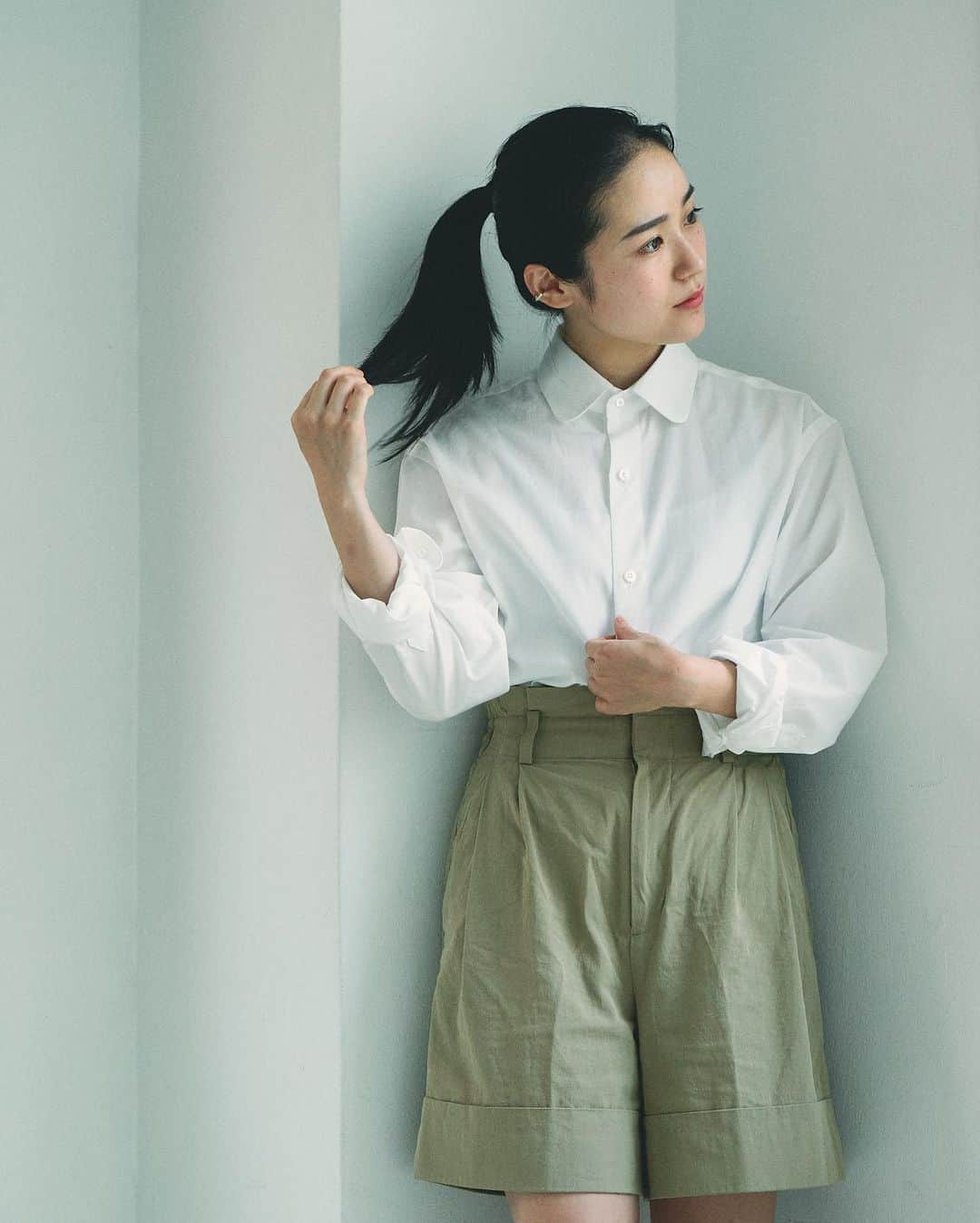 yukiのインスタグラム：「Dress Utility Shirt ㅤㅤㅤㅤㅤㅤㅤㅤㅤㅤㅤㅤㅤ ドレススタイルでもカジュアルスタイルでも、 結婚式にも着ることができて、一枚でも普段使いできる、 そんな万能選手の白シャツです。 ㅤㅤㅤㅤㅤㅤㅤㅤㅤㅤㅤㅤㅤ 肌触りが良く、とろみのあるブロード地は 手入れの仕方によって姿を変えてくれます。 ㅤㅤㅤㅤㅤㅤㅤㅤㅤㅤㅤㅤㅤ アイロンをかけて綺麗に。 洗い晒しでざっくりと。 ㅤㅤㅤㅤㅤㅤㅤㅤㅤㅤㅤㅤㅤ 仕立てはドレスシャツをベースにしながらも、 しっかりしすぎず、柔らかなつくりをしているため、 ボタンを外したり、腕まくりをしたり、 ストレスなくラフに着ることができます。 ㅤㅤㅤㅤㅤㅤㅤㅤㅤㅤㅤㅤㅤ 「白い無地のシャツ」というシンプルな服ですが、 これ一つでいろいろな着方を楽しんでいただけたら、 とても嬉しいです。 ㅤㅤㅤㅤㅤㅤㅤㅤㅤㅤㅤㅤㅤ また、このシャツは、「僕らの服づくり」という モノに込められた価値を追求するプロジェクトの中で、 制作過程を共有したものでもあり、沢山の生産現場の方と コミュニケーションを取りながら完成した服です。 ㅤㅤㅤㅤㅤㅤㅤㅤㅤㅤㅤㅤㅤ シャツに込められた沢山の作り手さんの想いが 多くの人に届くことを願っています。 ㅤㅤㅤㅤㅤㅤㅤㅤㅤㅤㅤㅤㅤ 購入はプロフィールのリンクからお願い致します。」