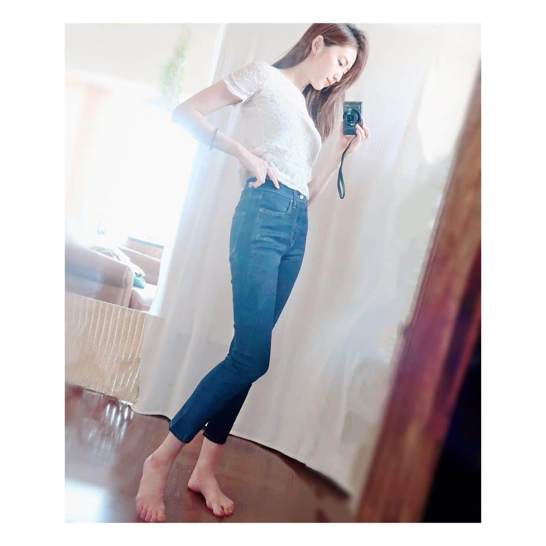 有村実樹さんのインスタグラム写真 - (有村実樹Instagram)「👖﻿ ユニクロのデニム、何年も履いていたので新調しました。﻿ (履きすぎてついに破けてしまい笑)﻿ ﻿ ﻿ 最近はストレートデニムばかり履いていたけど、スキニーもやっぱりキレイですね😊﻿ ﻿ ﻿ ﻿ 特にユニクロのスキニーは苦しくないのにキレイで最高。﻿  ﻿ ﻿ ﻿ 今回購入したのは、﻿ ﻿ ・ハイライズ スキニー アンクル ジーンズ(ブラック)﻿ 写真で着用しているのはコチラ。﻿ 腰回りがキュッと絞まってキレイ🌟﻿ 秋にショートブーツを履く時にアンクル丈の方がキレイかなーと思いました。﻿ ﻿ ﻿ ・ウルトラ ストレッチ ジーンズ(ブラック)﻿ 同じカラーでGET。﻿ パンプスの時はロング丈の方が足首が引き締まって見えてキレイなので😊﻿ ﻿ ﻿ ・ウルトラ ストレッチ ジーンズ ダメージ(ブルー)﻿ 明るめブルーはカジュアルにスニーカーに合わせます👟﻿ ﻿ ﻿ かなりストレッチが入っているので、全て25インチにしました♪﻿ ﻿ ﻿ ﻿ ﻿ #デニム #ユニクロ #ファッション #私服 #キレイめカジュアル #カジュアル #カジュアルコーデ #プチプラ #お買い物 #ユニクロ銀座 #ユニクロコーデ #銀座 #fashion #denim #スキニーデニム #スキニー #有村実樹 #美容研究家 #モデル」8月20日 14時09分 - arimura_miki