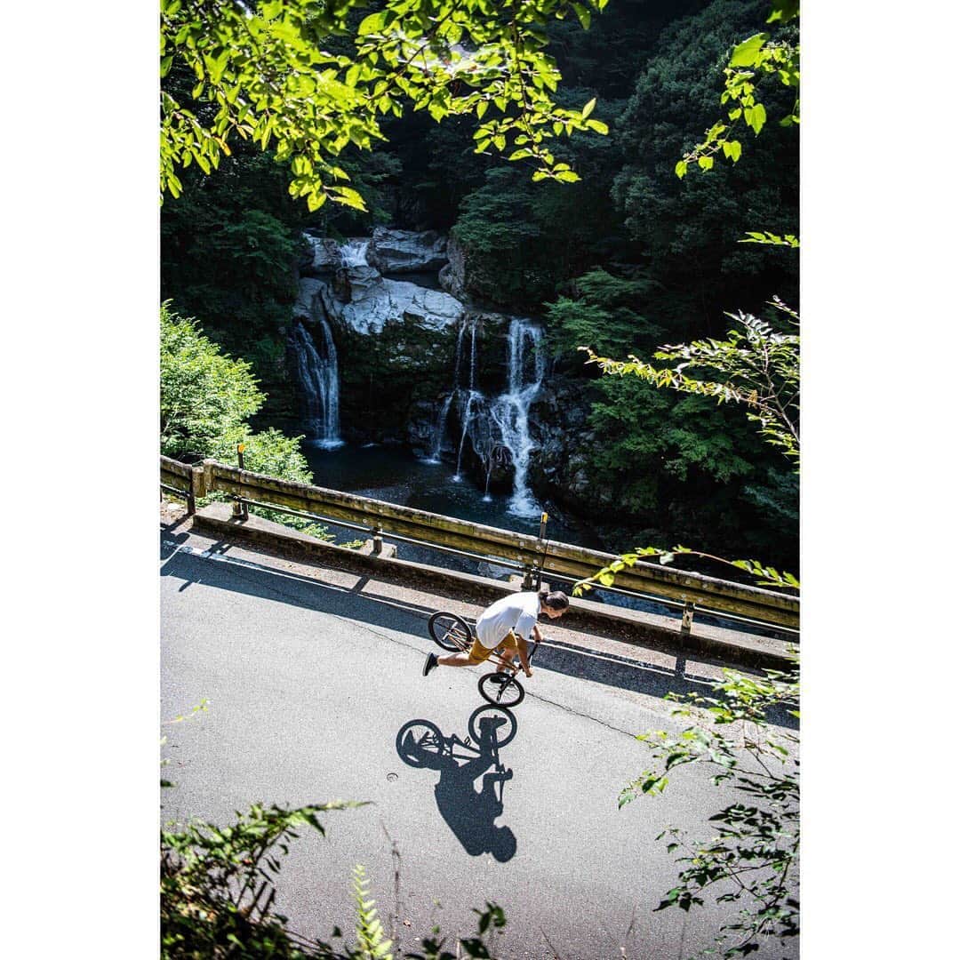 宇野陽介さんのインスタグラム写真 - (宇野陽介Instagram)「Beauiful Japanese summer scenery. photo by @satoshi.saijo  #aresbikes #bmx #photography #satoshisaijophotography #flatland #freestylebmx #japan #summer #nikon #waterfall #japanese #ride #ug #madbunny #dvsshoes #fusionink」8月20日 14時01分 - yorkuno