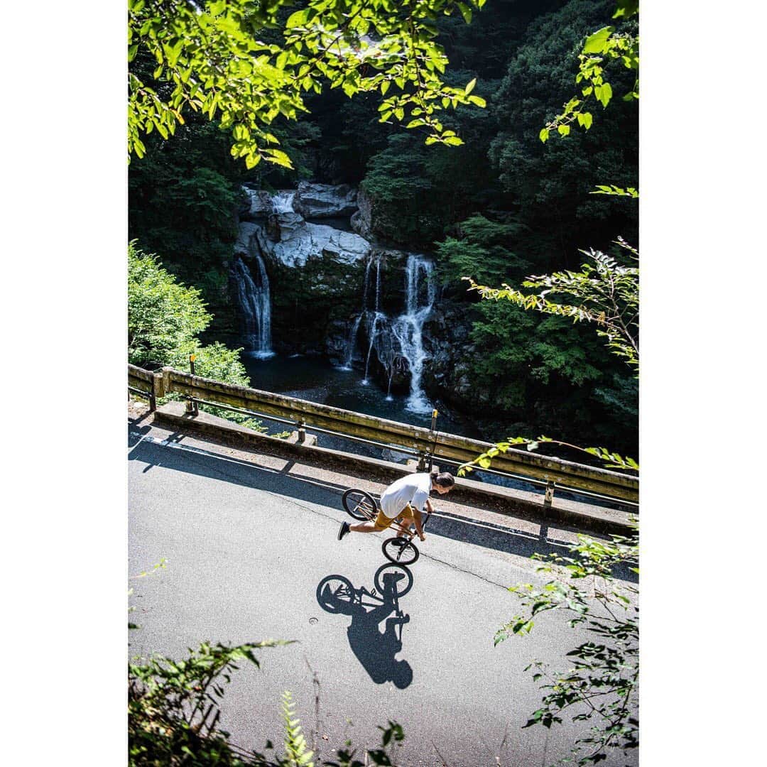 のインスタグラム：「Beauiful Japanese summer scenery. photo by @satoshi.saijo  #aresbikes #bmx #photography #satoshisaijophotography #flatland #freestylebmx #japan #summer #nikon #waterfall #japanese #ride #ug #madbunny #dvsshoes #fusionink」