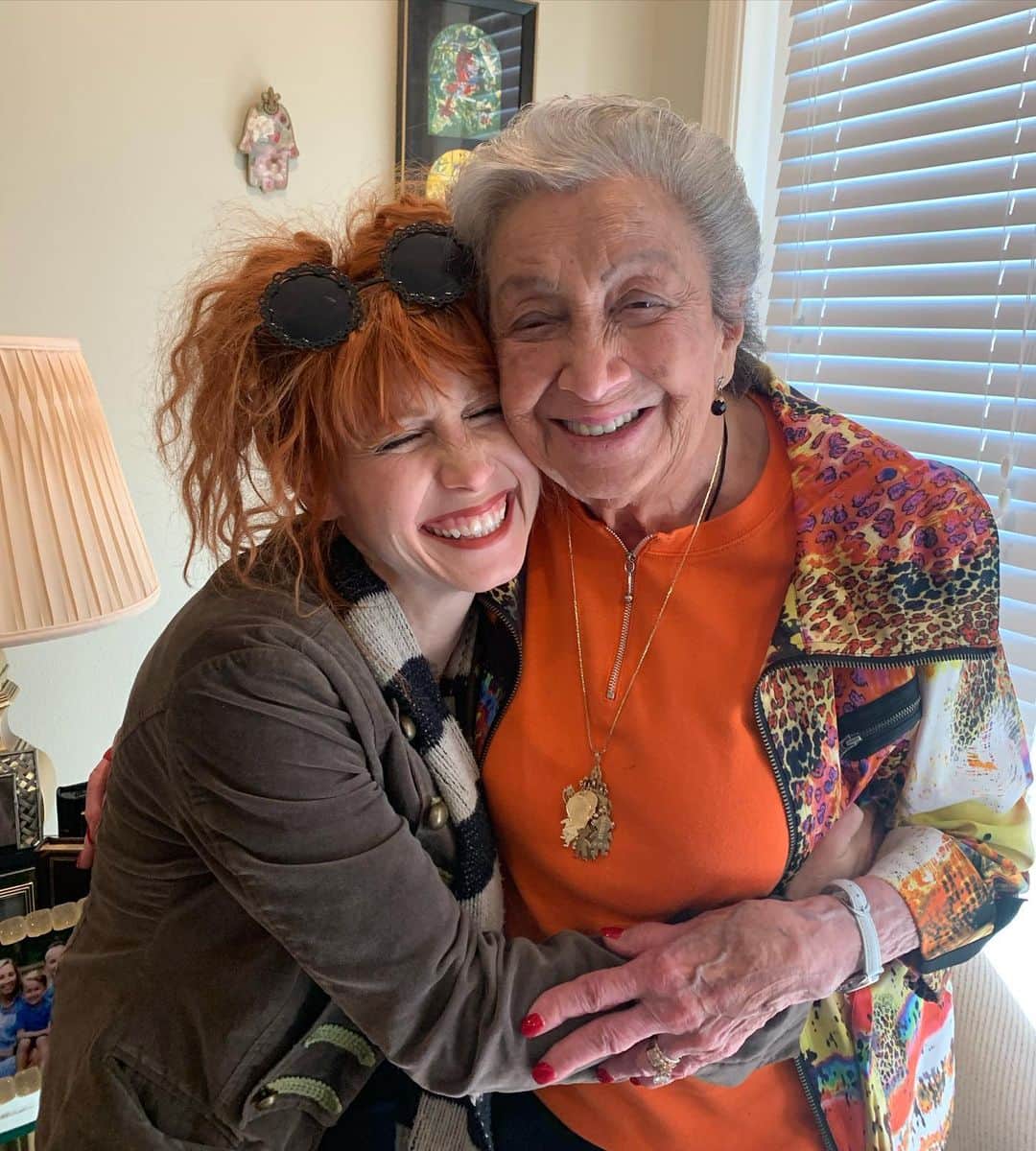 ボニー・モーガンのインスタグラム：「Celebrating the spectacular life of my beloved Aunt Nonie. At 100 years young she was the marvelous matriarch of my family. She was the true embodiment of wisdom, warmth, and wonderful wit. In Her kitchen we found laughter, life, and the greatest mandel bread and cheesecake I will ever know. Even at 100... it seems too soon. I’ll miss your stories, your Yiddish humor, your sweet hugs, your laughter, your sage advise, your perfect jelly roll, your unwavering support, but most of all, your unconditional love. You made everyone feel like your favorite.  All my love always Tanta Chiala  #legacyoflove #auntnonie #alifewelllived #100yearsold #thelockerfamily #theflyingmorgans #bendybonnie」