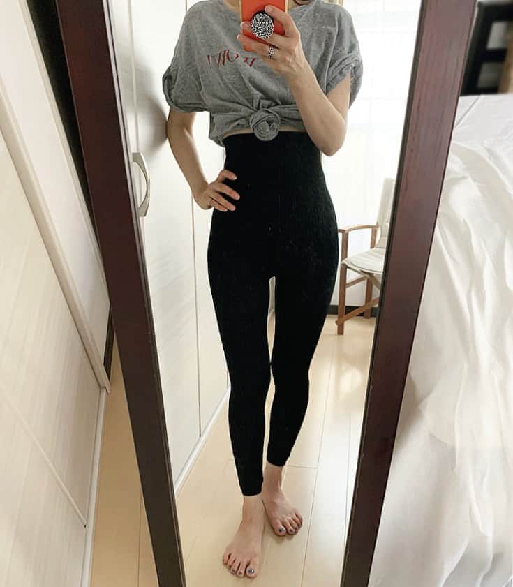 のインスタグラム：「#glamorouspats  連日の酷暑が身にこたえますが 今日もせっせと履いてます 履き方もだいぶ慣れて コツを得てきたかも✌︎ ・ ・ #グラマラスパッツ  プロフィールのURLから チェックしてみてくださいっ♪ ・ ・ #bodymake #leggings #selfcare  #グラマラスパッツ #着圧レギンス #脚やせ #浮腫ケア #美尻ケア #老廃物排出 #セルフケア #脚痩せダイエット #ボディメイク #vsco #vscam」